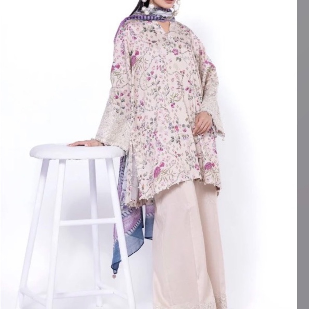 Chic Floral Women's Tunic in Cream and Pink